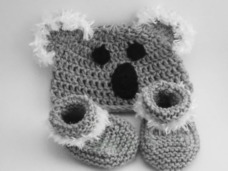 Koala Bär Mütze Mit Fuzzy Ohren Neugeborene Baby Junge Oder Mädchen Gehäkelte Und Booties Set von SewCuteQuiltAndKnit