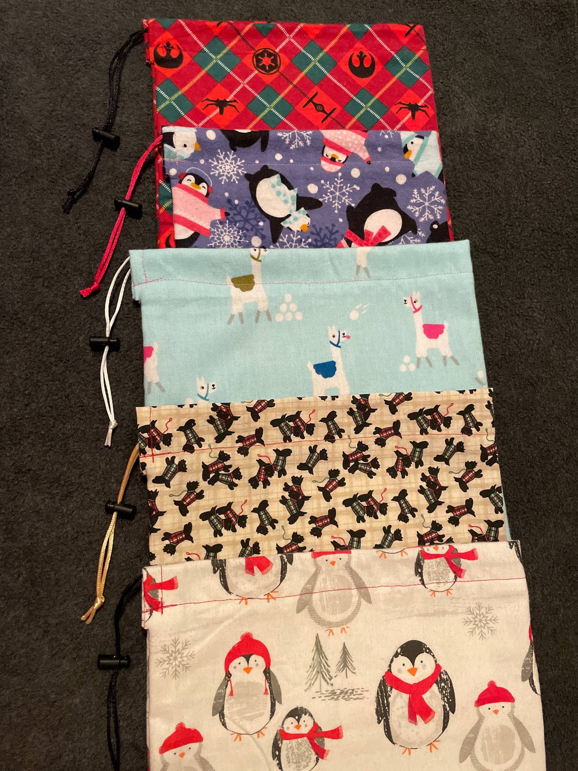 Winter Und Feiertags-Drucke Handgemachte Kordelzugbeutel | S Winter Und Feiertags-Drucke Handgemachte Kordelzugbeutel | S von SewCuteStuffByJenny