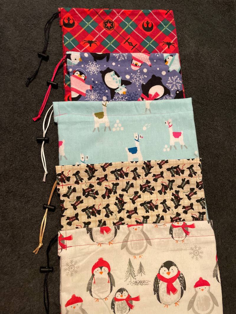 Winter Und Feiertags-Drucke Handgemachte Kordelzugbeutel | S Winter Und Feiertags-Drucke Handgemachte Kordelzugbeutel | S von SewCuteStuffByJenny