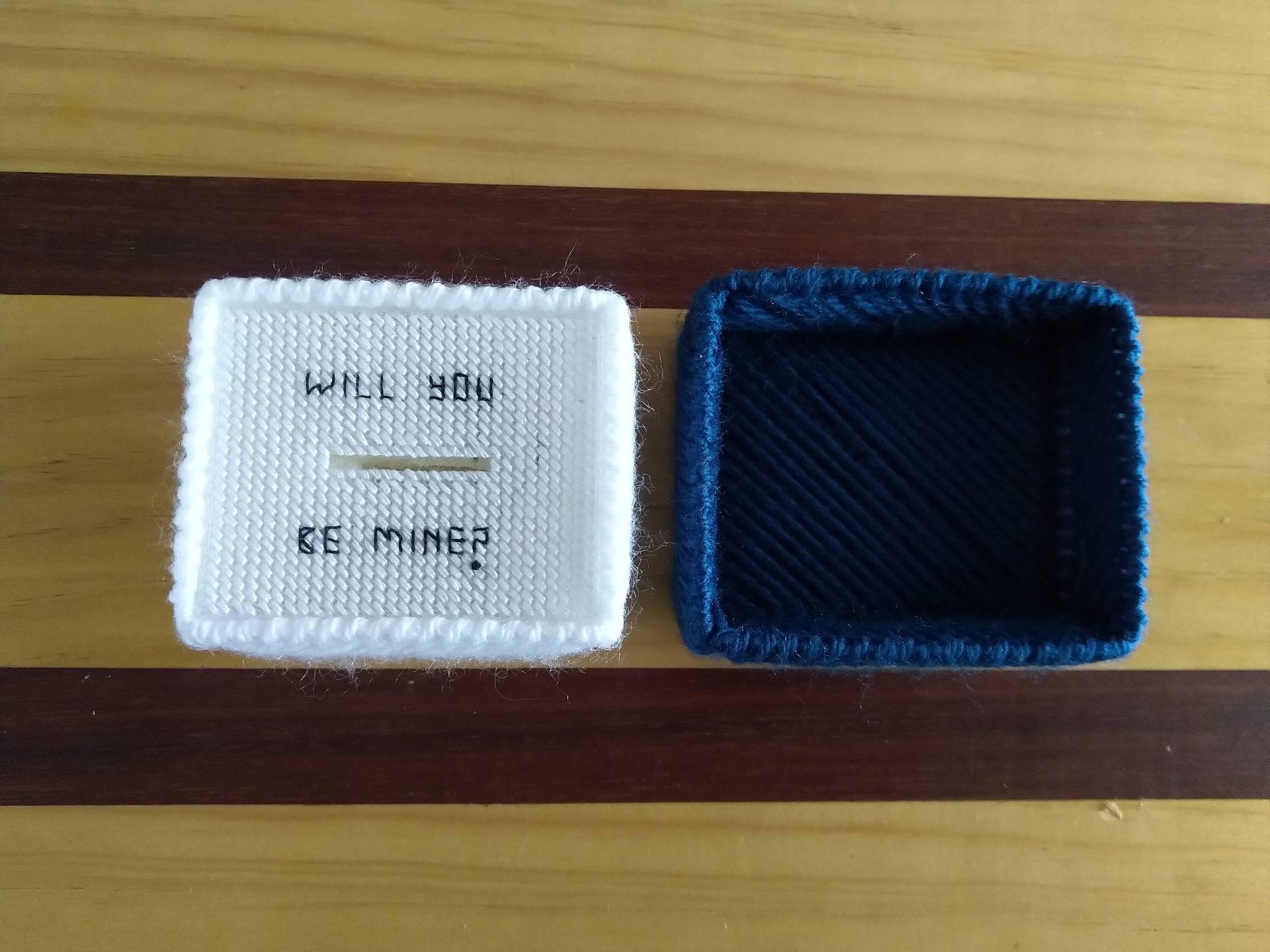 Blaue Und Weiße Kreuz Stich-Verlobungsring-Kasten Blaue Und Weiße Kreuz Stich-Verlobungsring-Kasten von SewFarSewGoodAU