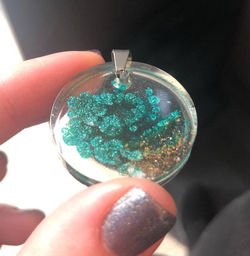 Harz Splatter Anhänger von SewHeavy