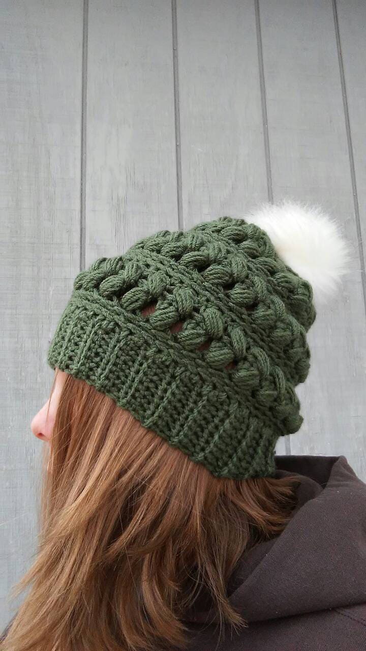 Beanie Aus Olivenfell, Olivgrüne Mütze, Pelzmütze, Pelzkugelmütze, Warme Beanie, Gehäkelte Kunstfellmütze, Pelz Pom Pom Slouch, Armeegrüne Mütze von SewKnottyCreations