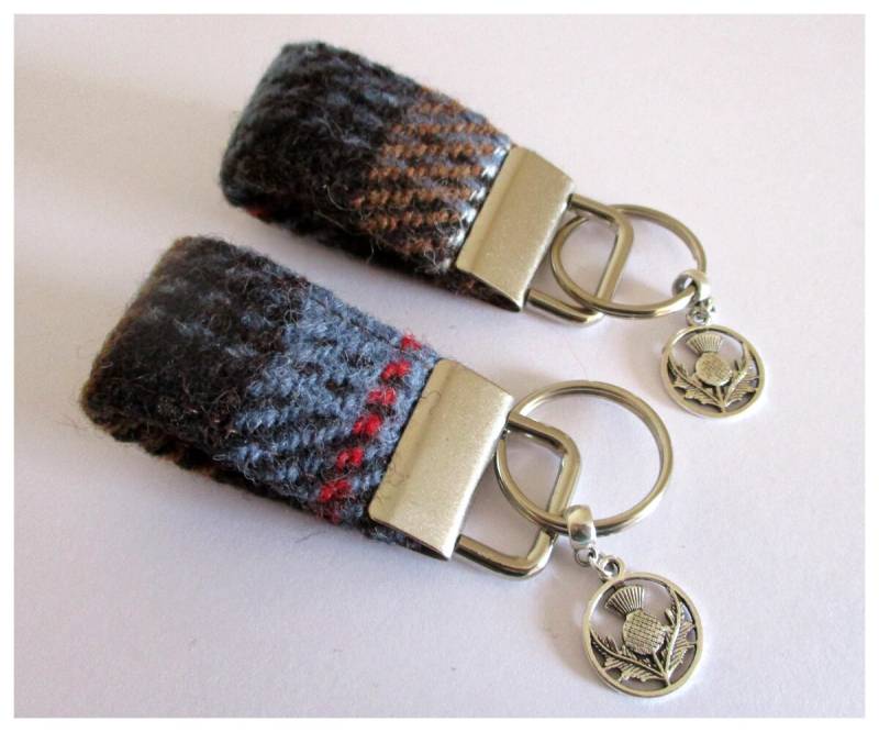 Braun Blau Tartan Tweed Keyfob Schlüsselanhänger Schlüsselanhänger, Handschlaufe, Echte Harris Wolle Handmade in Scotland Distel Charme Rosa von SewKura