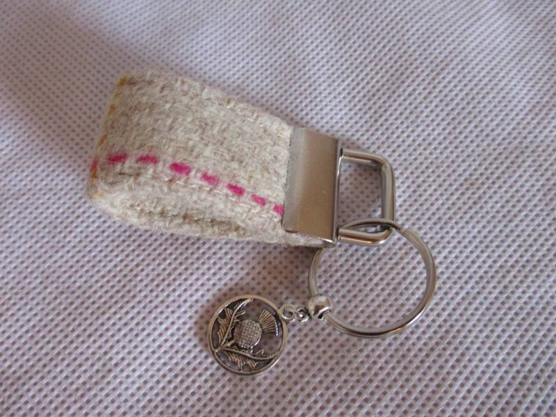 Creme Tartan Tweed Schlüsselanhänger, Handschlaufe, Echte Harris Wolle Handmade in Schottland Distel Charme Creme Rosa Gelb von SewKura