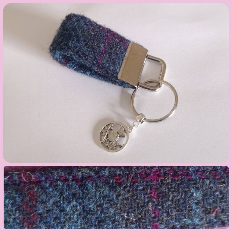 Dark Blue Tweed Schlüsselanhänger, Handschlaufe, Echte Harris Wolle in Schottland Handgefertigte Distel Charme Dunkelblau Mit Fuchsia von SewKura
