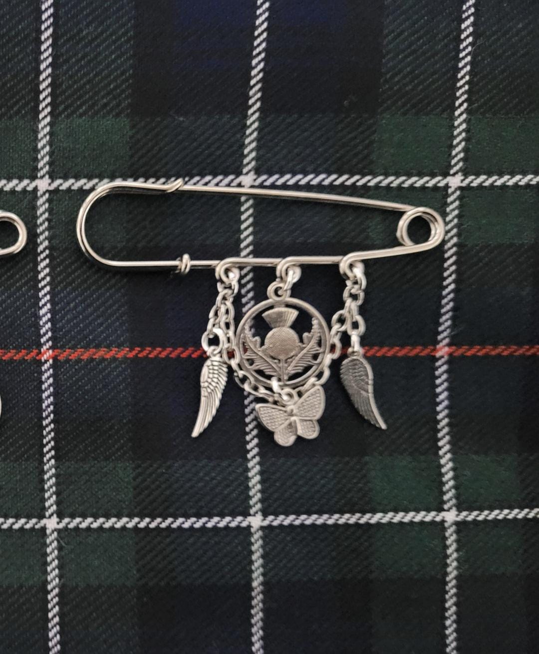 Kilt Pin Brosche Mit Distel, Schmetterling Und Engelsflügel Charm Detail, Versilberter Metalllegierung Charms Muttertagsgeschenk Für Ihren Scottish von SewKura