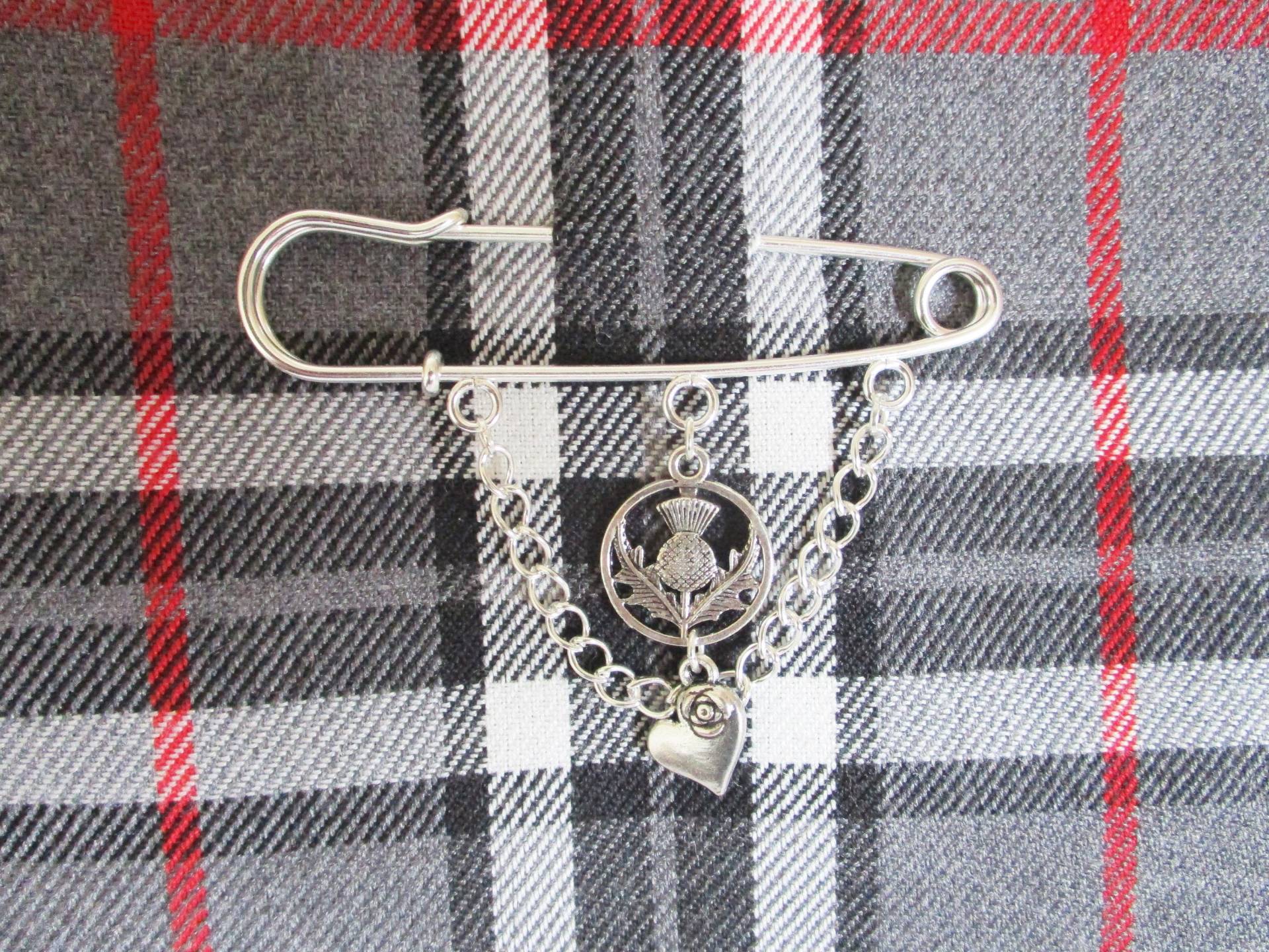 Kilt Pin Brosche Mit Distel Und Herz Charm Detail, Versilberte Metalllegierung Charms Muttertagsgeschenk Für Ihren Scottish von SewKura