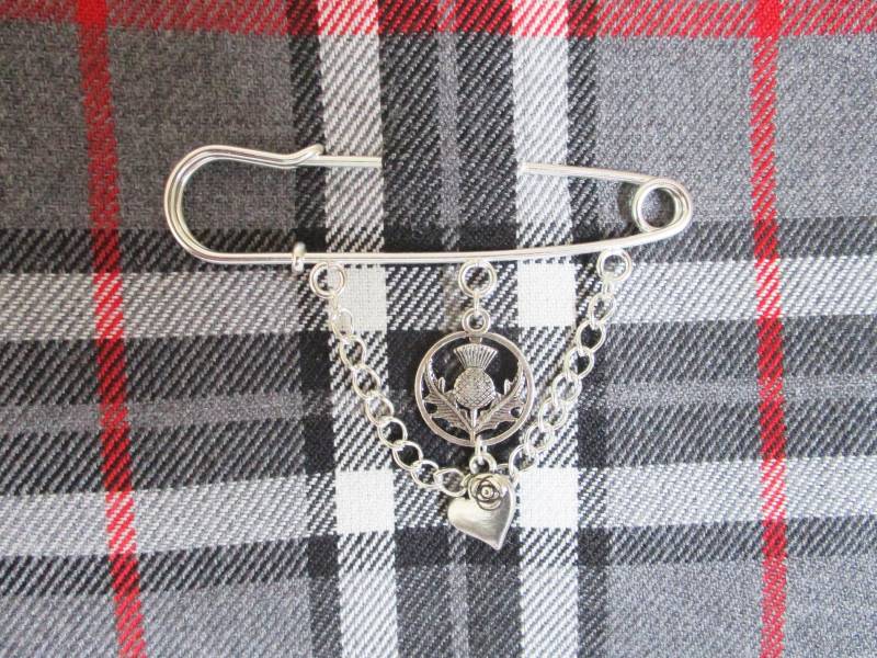 Kilt Pin Brosche Mit Distel Und Herz Charm Detail, Versilberte Metalllegierung Charms Muttertagsgeschenk Für Ihren Scottish von SewKura