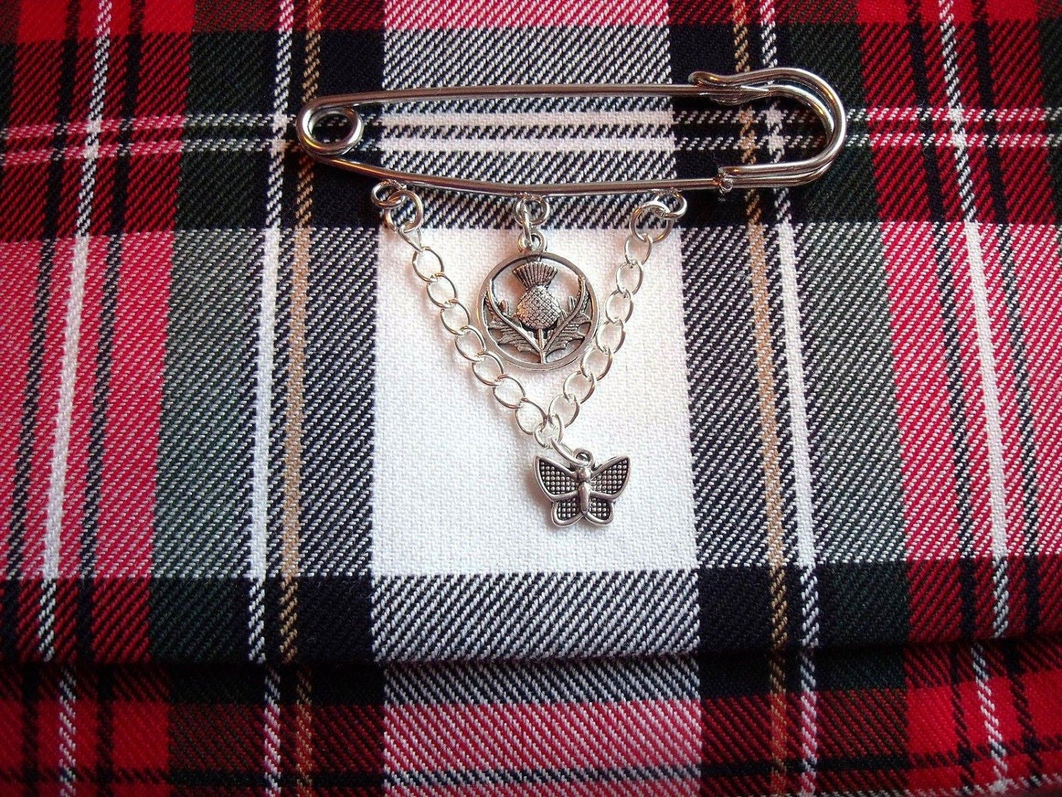 Kilt Pin Brosche Mit Distel Und Schmetterling Charm Detail, Versilberte Metalllegierung Charms Muttertagsgeschenk Für Ihren Scottish von SewKura
