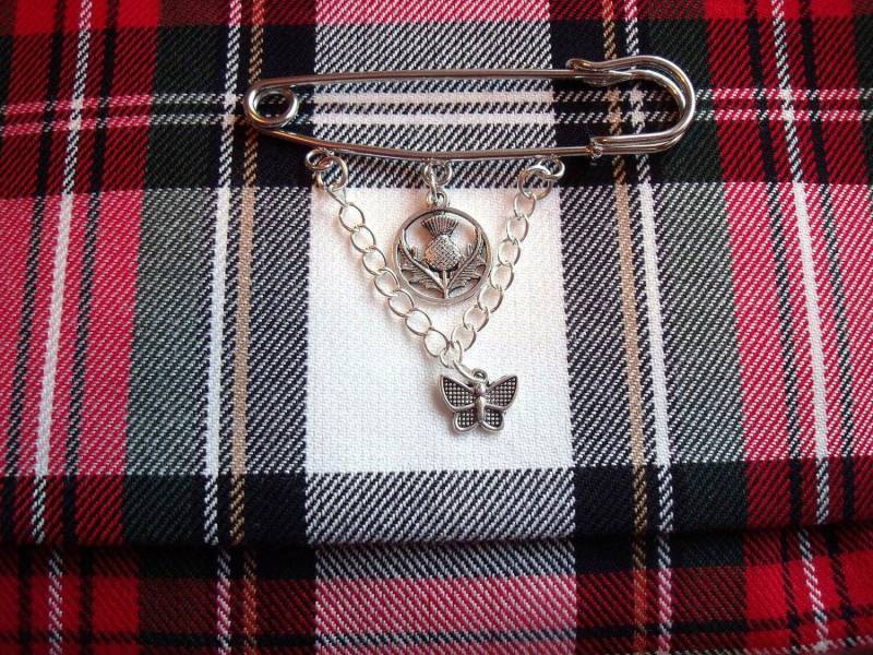 Kilt Pin Brosche Mit Distel Und Schmetterling Charm Detail, Versilberte Metalllegierung Charms Muttertagsgeschenk Für Ihren Scottish von SewKura