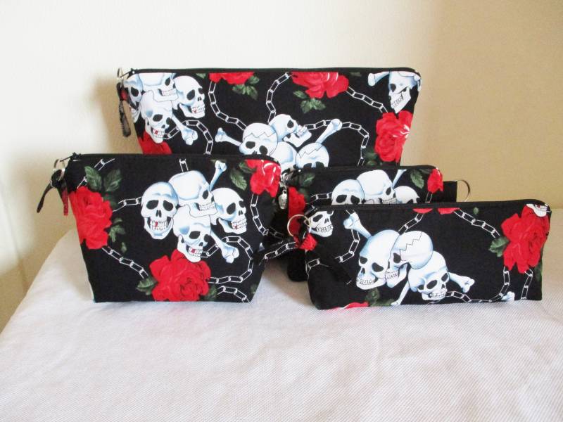 Kulturbeutel Set -/Kosmetiktasche Geldbörse Oder Federmäppchen Aus Schwarzen Skulls & Roses Baumwoll Stoff Mit Reißverschluss-Anhänger von SewKura