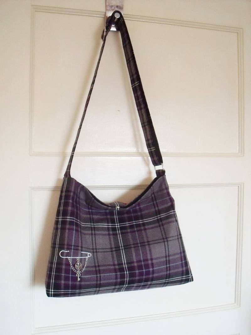 Lila & Grau Tartan Umhängetasche/Slouchy Bag, Cross Body Schultertasche Karierte Geldbörse Handtasche Handgefertigtes Geschenk von SewKura