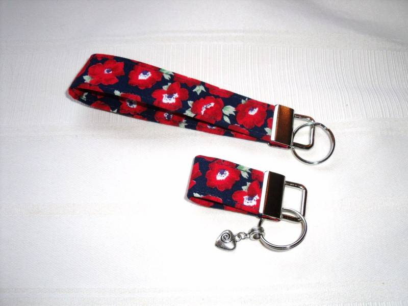 Mohnblumen Schlüsselanhänger/Handschlaufe Navy Mit Roten Baumwollstoff Handgemachtes Geschenk Für Sie von SewKura