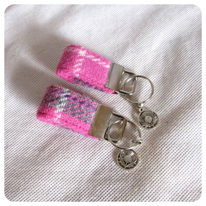 Pink Grau Tartan Tweed Keyfob Schlüsselanhänger, Handschlaufe, Echte Harris Wolle Handmade in Scotland Distel Charme Pink Weiß Grün von SewKura