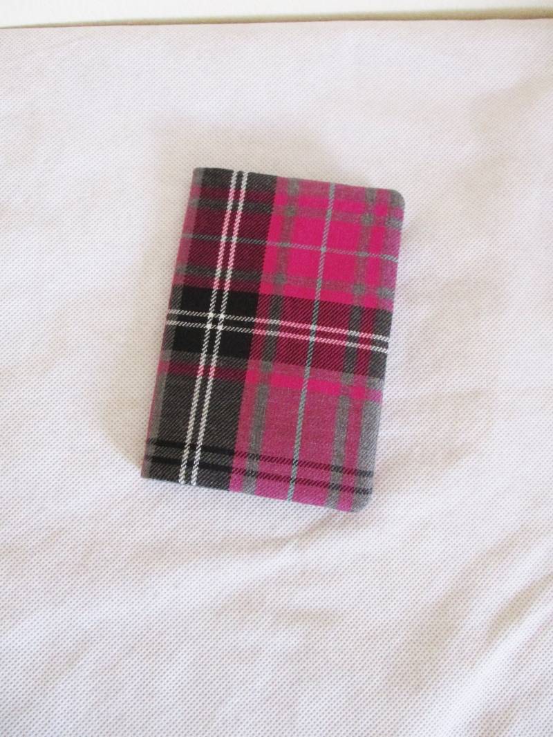 Pink Tartan Passport Cover/Halter in Grau Schwarz Wolle Wie Plaid Stoff Girly Reisegeschenk Für Sie - Handgemacht Schottland von SewKura