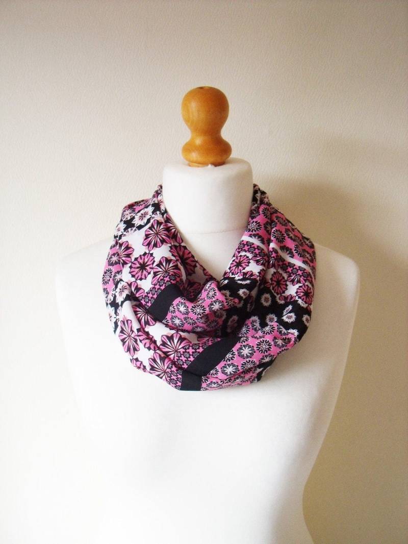 Rosa Blumen Schal Kapuze Seidig Baumwolle Gefühl Viskose Infinity Oder Gerade Atemberaubende Handarbeit Perfektes Geschenk Muttertag Rosa Schwarz von SewKura