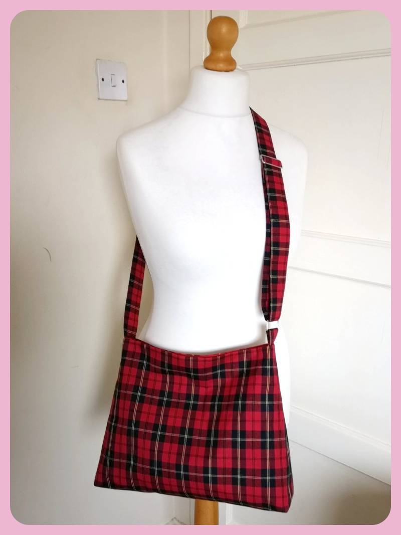 Rot & Navy Tartan Plaid Cross Body Slouchy Messenger Bag von SewKura