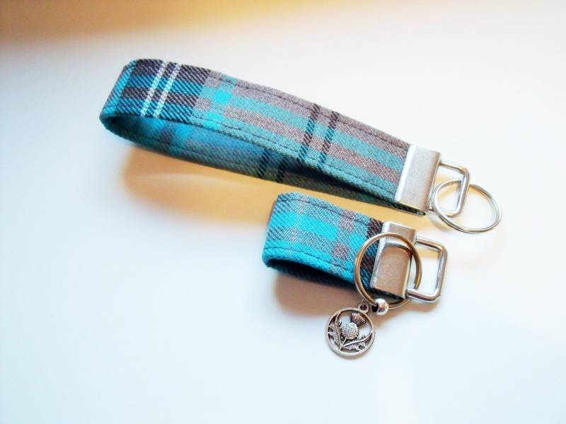 Schlüsselanhänger in Türkis-Grau-Schwarz Wollartiger Tartan/Karierter Der Farbe Türkis Handmade Scotland von SewKura