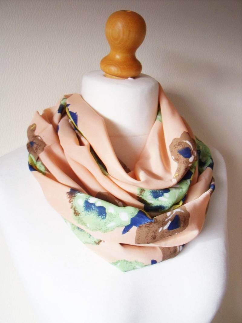 Seidig Weicher Schlauchschal Mit Schönem Blumenmuster Infinity Oder Gerade Atemberaubende Handarbeit Perfektes Geschenk Muttertag Pfirsich Orange von SewKura