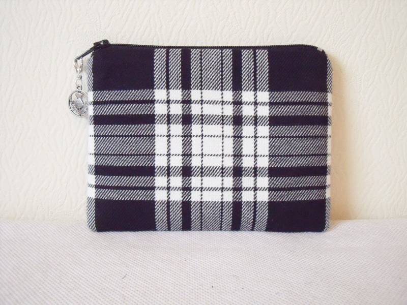Tartan-Geldbeutel/Tartan-Beutel Black & White Menzies Tartan Karomuster Handgefertigt in Schottland, Reißverschlussanhänger, Geschenk Für Sie von SewKura