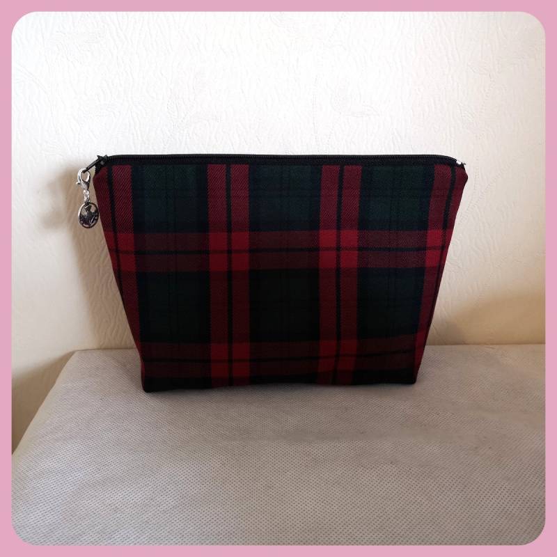 Tartan Kosmetiktasche Kariert Zip Beutel, Schminktasche Lindsay in Rotbraun & Grün Handgefertigt Schottland Geschenk Für Ihre Maschine Waschbar von SewKura