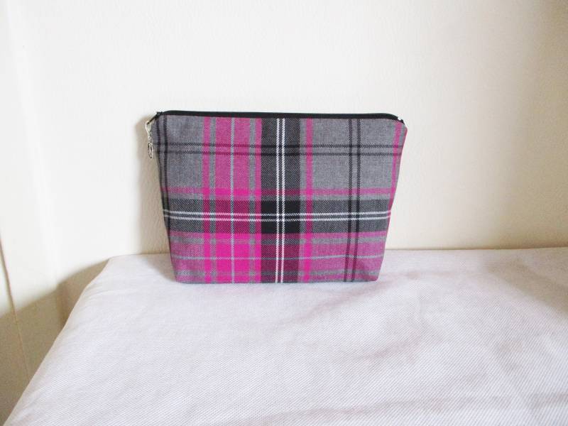 Tartan Kosmetiktasche Kariert Zip Beutel, Schminktasche Pink, Grau Schwarz & Weiß Handgefertigt in Schottland Geschenk Für Ihre Maschine Waschbar von SewKura