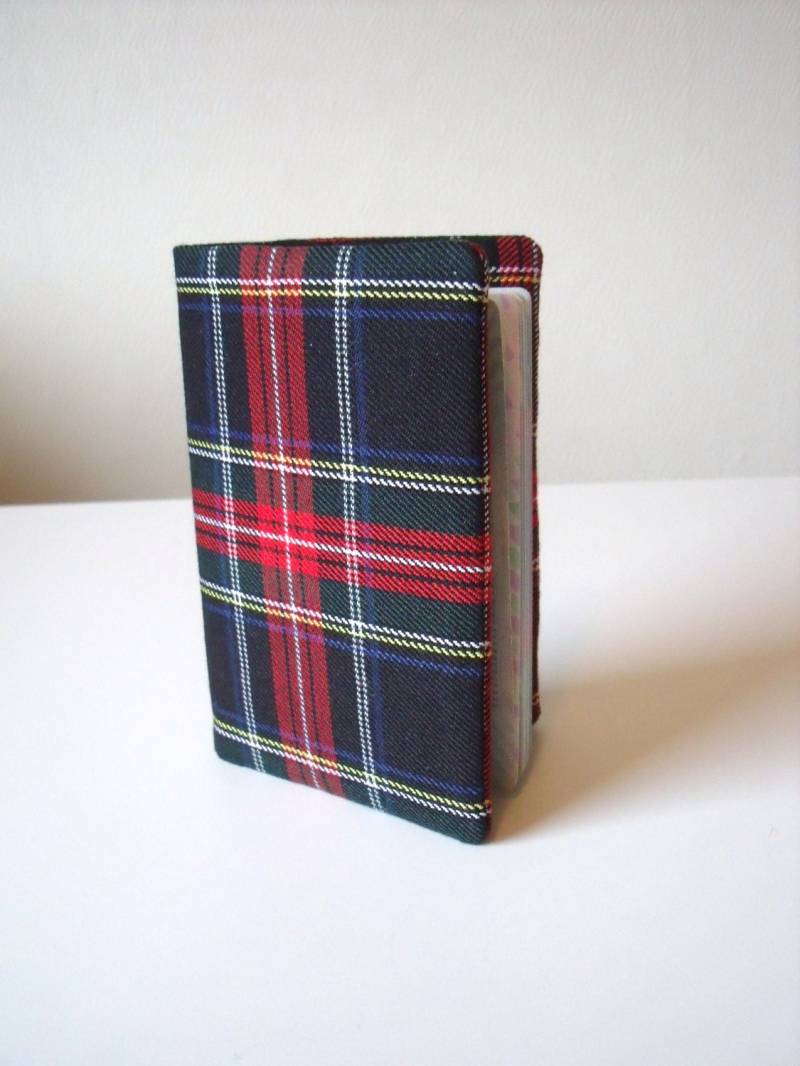 Tartan Passport Cover/Passhülle Halter in Schwarz Stewart Karierter Stoff Rot Grün Weiß Wolle Wie Polyviscose - Handgefertigt Schottland von SewKura