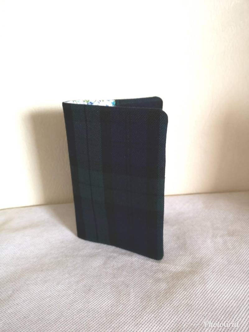 Tartan Passport Cover Inhaber in Traditionellen Black Watch Plaid Stoff Schwarz Grün Navy Wolle Wie Polyviscose Handmade Schottland von SewKura