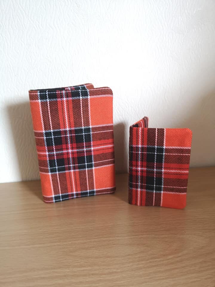 Tartan Passport Cover Oder Kartenhalter in Orange Rot Schwarz/Karo Stoff - Wolle Wie Polyviscose Handgemacht Schottland von SewKura