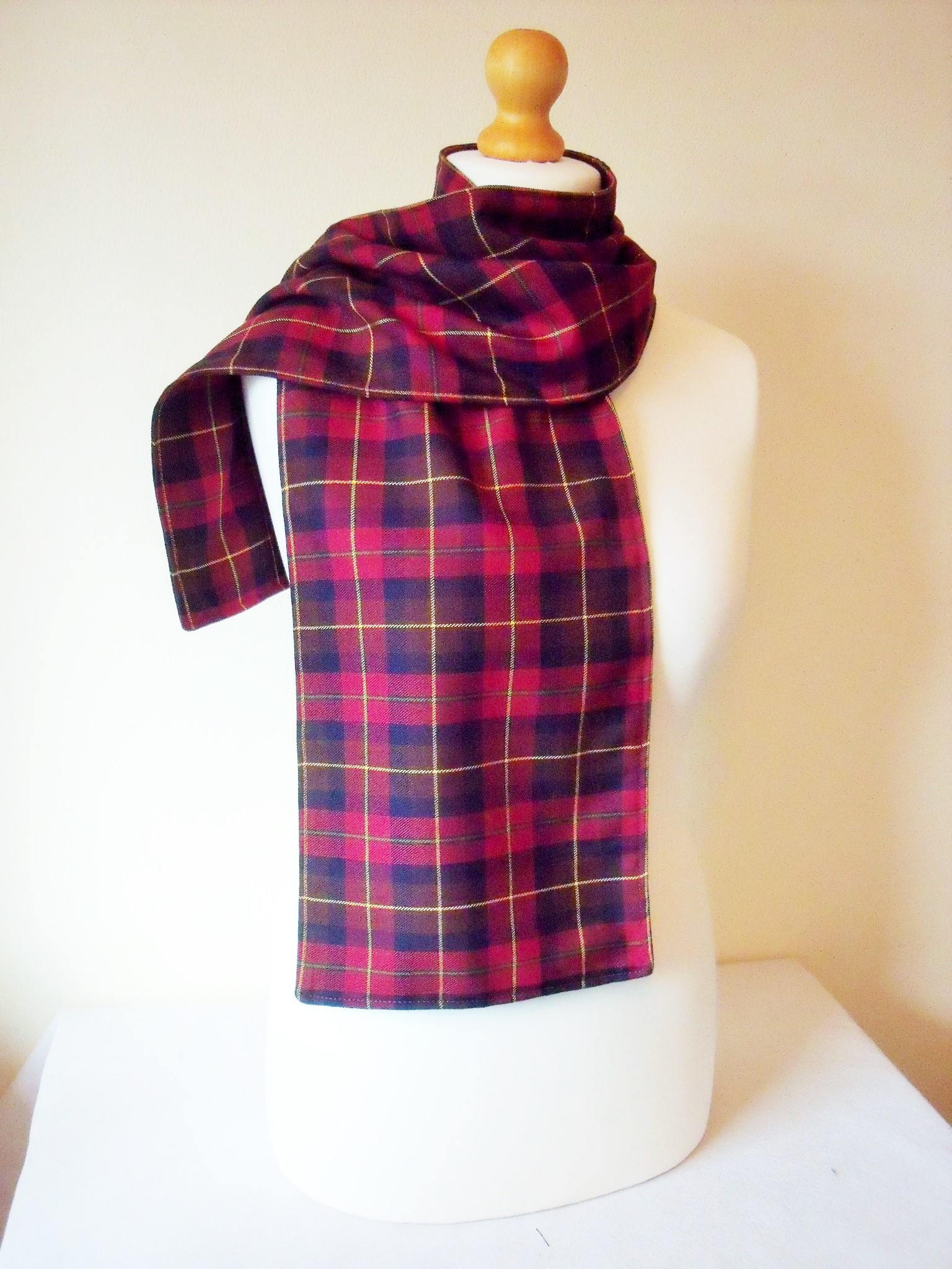 Tartan-Schal. Schöne Weiche Bordeaux, Braun, Schwarz Tartan Karo Stoff Länglich Oder Unendlich Schal Handgemachte Unisex Geschenk Wolle Effekt von SewKura