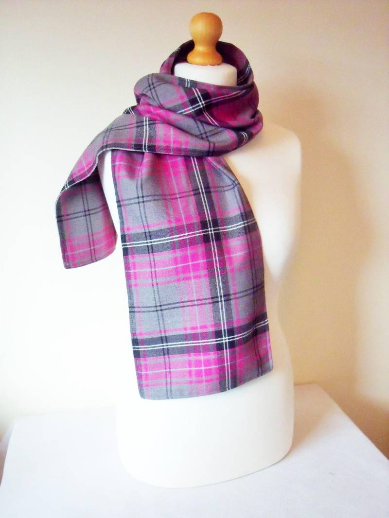 Tartan-Schal. Schöner Weicher Rosa Und Grauer Tartan-Plaid Länglich Oder Schlauchschal Handgemacht Perfektes Unisex Geschenk, Wolle-Effekt von SewKura