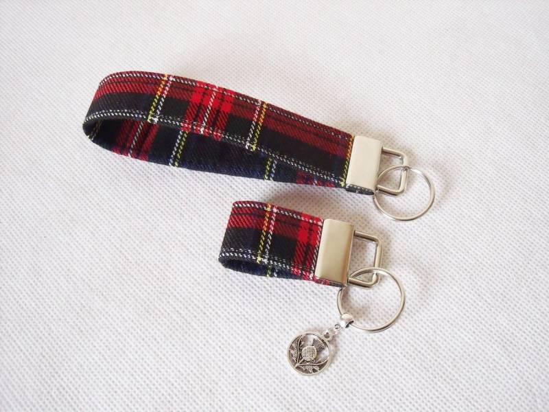 Tartan Schlüsselanhänger/Handgelenkschlaufe in Schwarz Stumpenwolle Wie Karierter Stoff Handgelenkband Handmade Scotland von SewKura