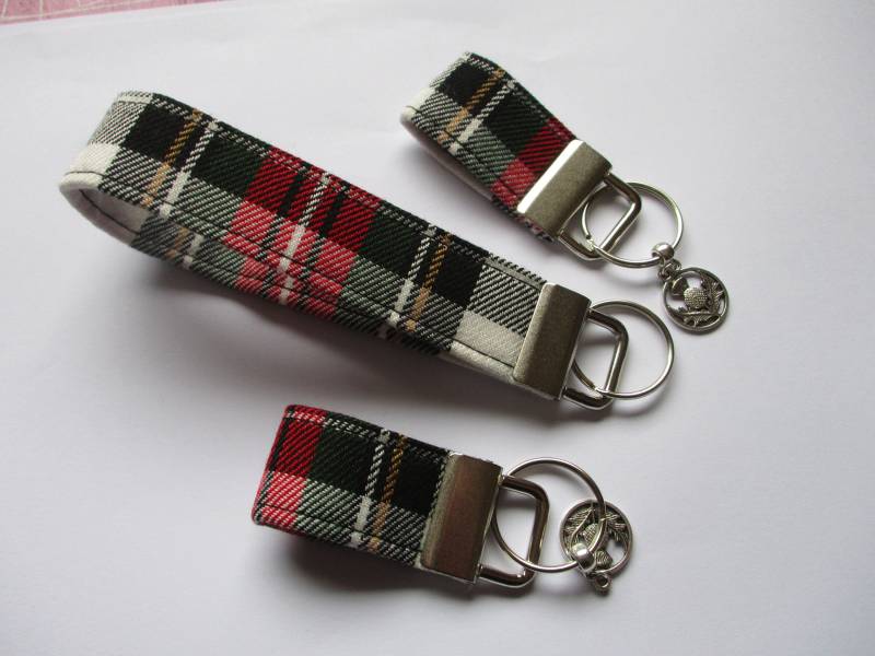 Tartan Schlüsselanhänger/Handgelenkschlaufe in Stewart Karierter Wollähnlicher Stoff Handgelenkband Handmade Scotland von SewKura
