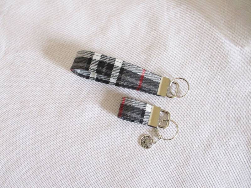 Tartan Schlüsselanhänger/in Grau Thompson, Rot Weiß & Schwarz Karierter Stoff Handmade Scotland von SewKura