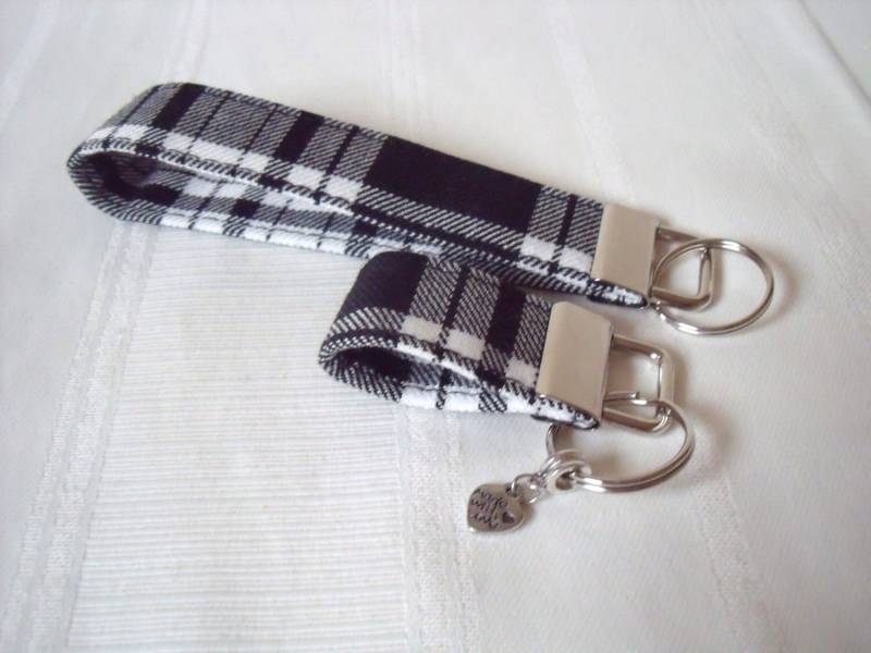 Tartan Schlüsselanhänger/in Schwarz-Weißer Wolle Wie Karierter Stoff Handgelenkband Handmade Scotland von SewKura