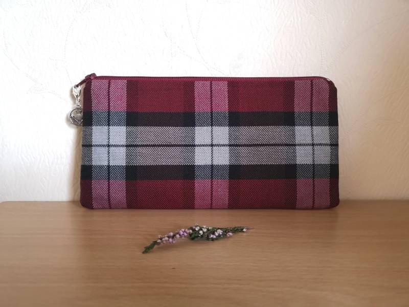 Tartan Zip Clutch Geldbörse/Kosmetiktasche Federmäppchen in Burgundy, Braun & Beige Kariert Handgefertigt Schottland Geschenk Maschinenwaschbar von SewKura