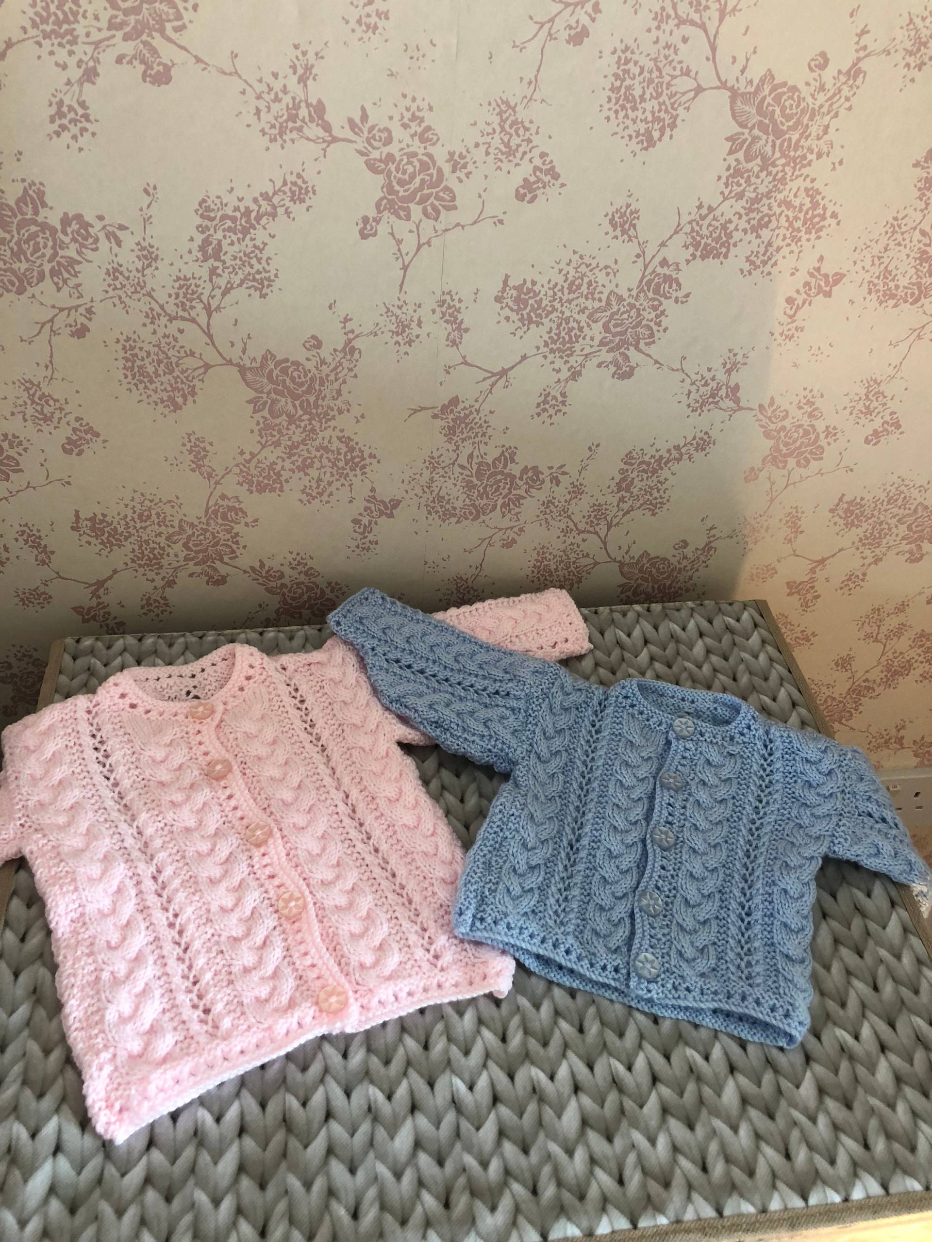 Gestrickte Baby Strickjacken 0-6 Monate Gestrickte Baby Strickjacken 0-6 Monate von SewLovelyKnitting