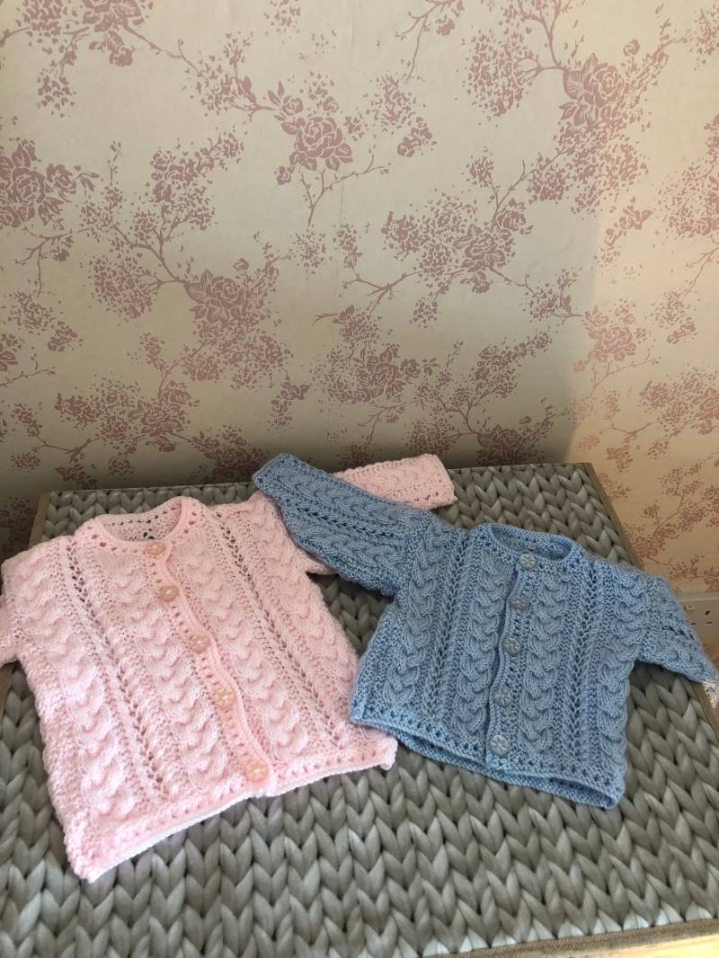Gestrickte Baby Strickjacken 0-6 Monate Gestrickte Baby Strickjacken 0-6 Monate von SewLovelyKnitting