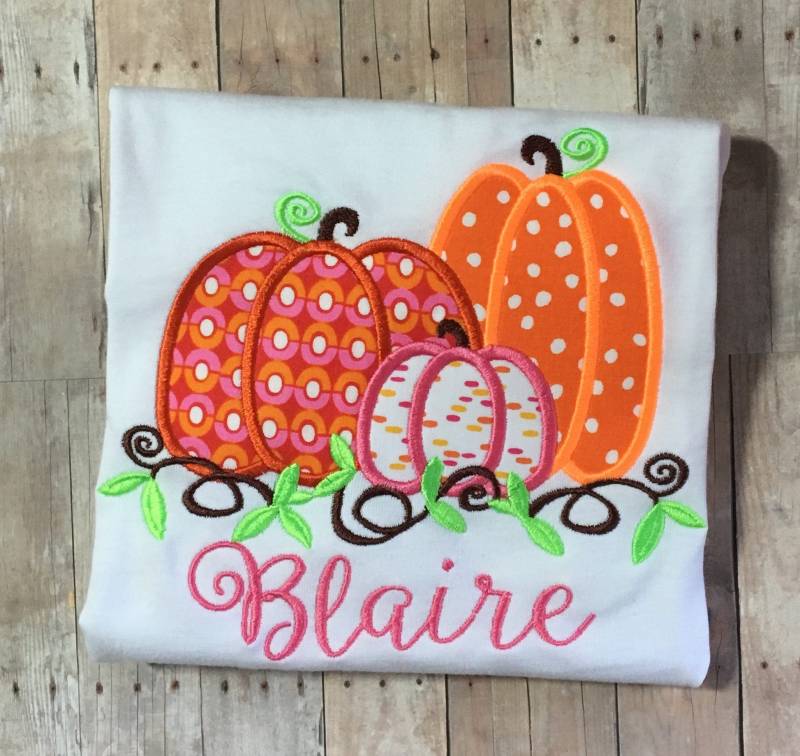 Personalisiertes Kürbis Trio Shirt Oder One Piece Body von SewMags