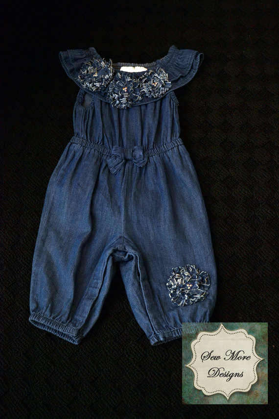 Denim Babystrampler Rüschenkragen, Swarovski Kristallblumen, 6-9 Monate von SewMoreDesigns