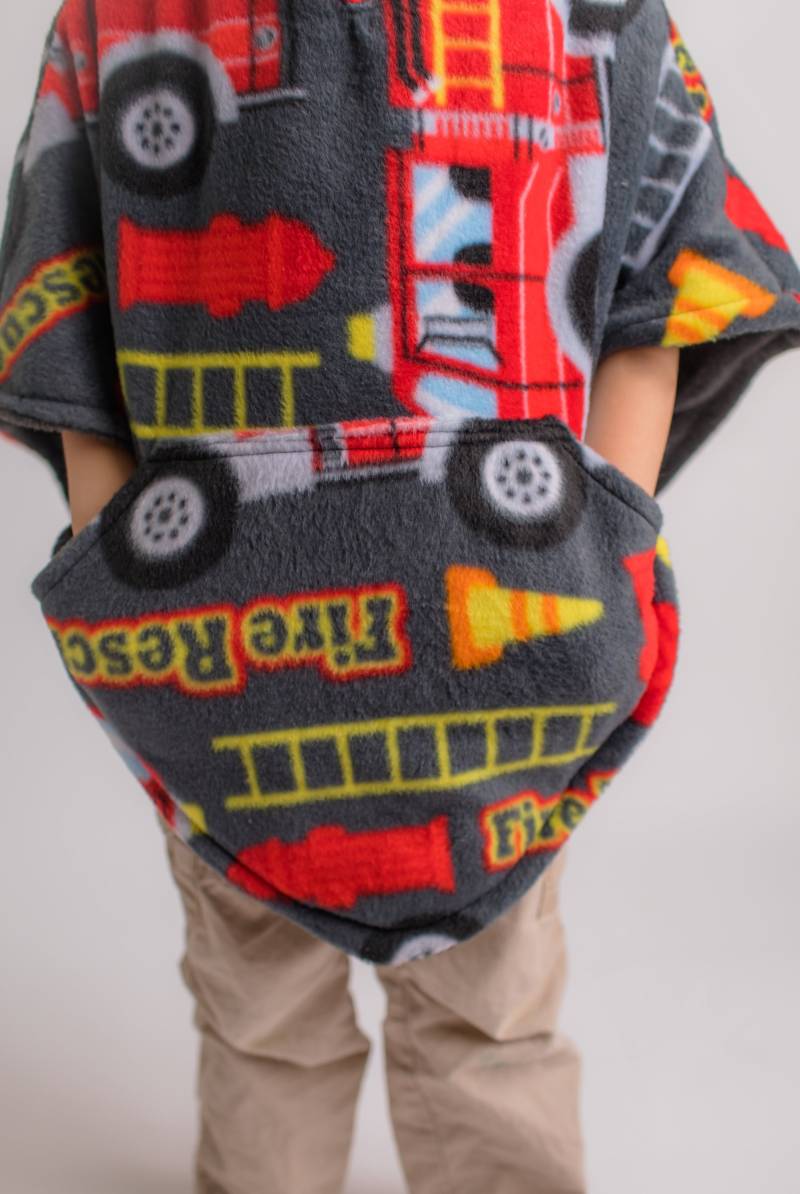 Personalisierter Kinder Poncho - Autositz Sicher Kindergrößen 12 Monate 5 Jahre von SewMuchLovebyBecky