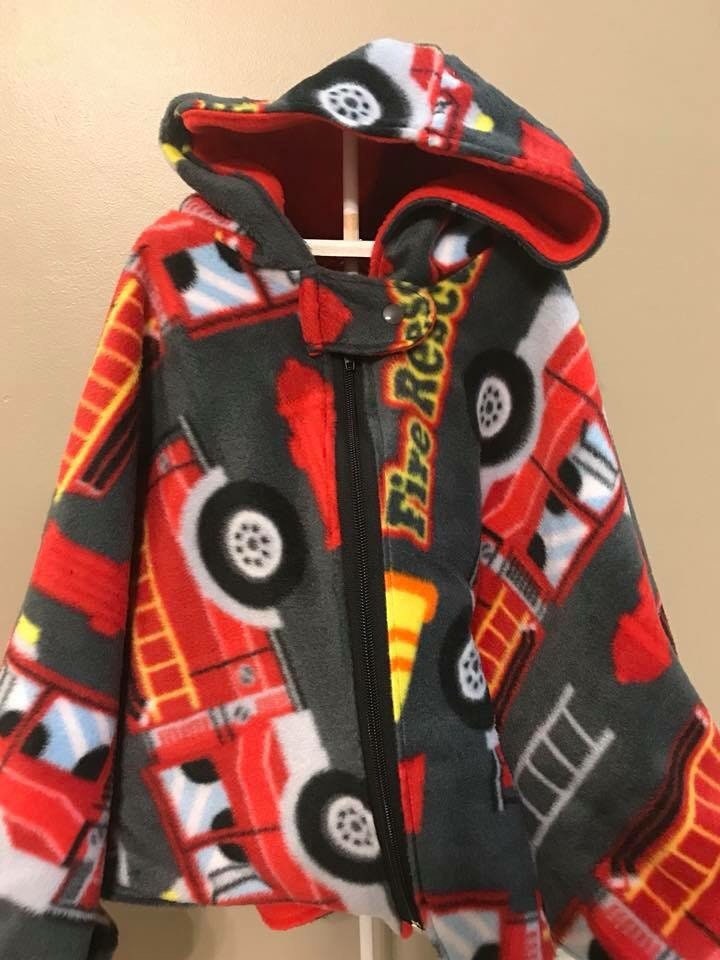 Poncho-Cape-Custom-Kapuzen-Fleece-Bis 8 Jahre; Reißverschluss; Benutzerdefiniert von SewMuchLovebyBecky