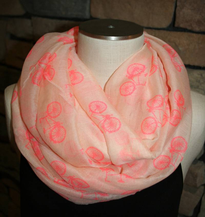 Fahrrad Infinity Schal Bike Print Chunky Peach Schal-Pink Antique Kreis Loop Schal-Ready To Ship-Frühlingsschal von SewPriorAttireMitten