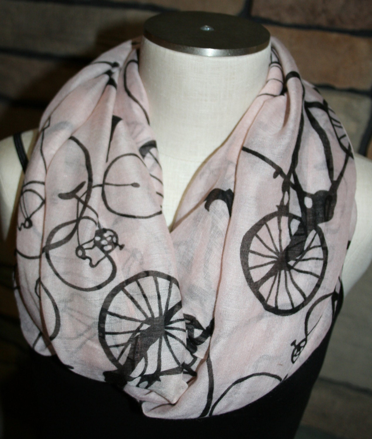 Fahrrad Infinity Schal Rosa Print Chunky -Fahrräder-Schwarz Antik Loop Schal-Versandfertig-Frühling-Sale Fahrrad Infinity Schal Rosa Print Chunky -Fahrräder-Schwarz Antik Loop Schal-Versandfertig-Frühling-Sale von SewPriorAttireMitten