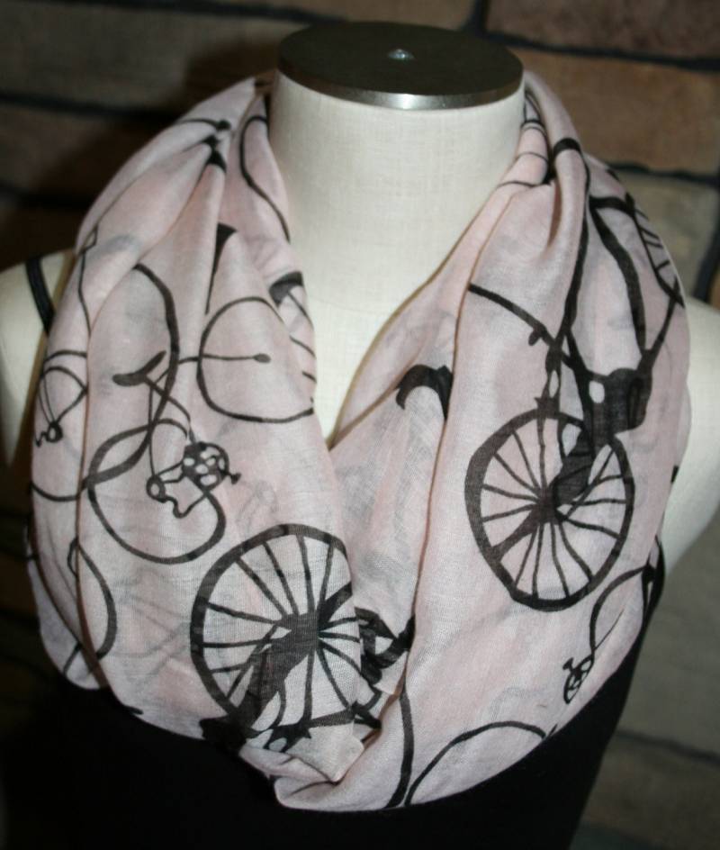 Fahrrad Infinity Schal Rosa Print Chunky -Fahrräder-Schwarz Antik Loop Schal-Versandfertig-Frühling-Sale von SewPriorAttireMitten