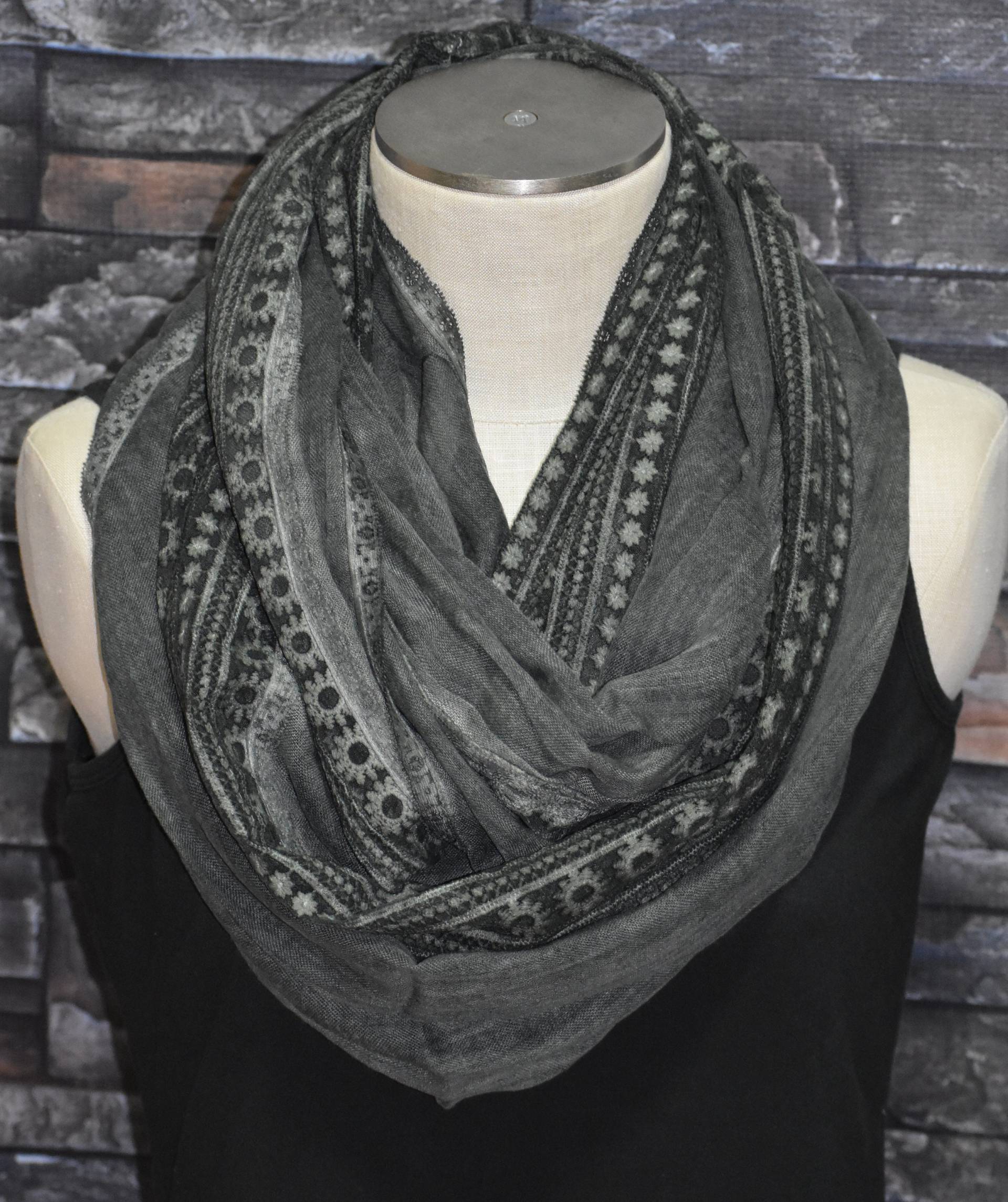 Grüne Spitze Schal Süße Weiche Mode Accessoire Infinity Schal-Schal-Sarong-Grobstrick Leicht Schal-Zubehör-Venedig Spitze-Wunderschöne Grüne Spitze Schal Süße Weiche Mode Accessoire Infinity Schal-Schal-Sarong-Grobstrick Leicht Schal-Zubehör-Venedig Spitze-Wunderschöne von SewPriorAttireMitten