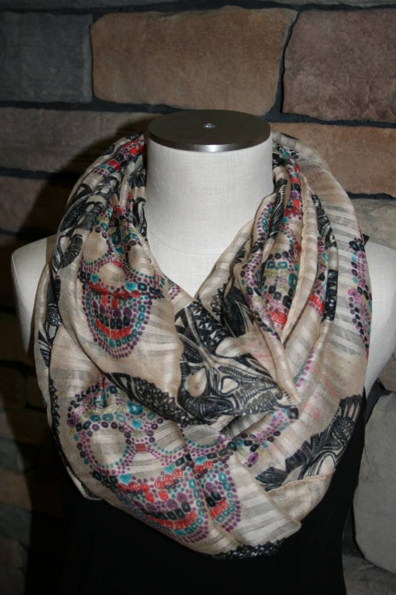 Infinity Schal Bunt Auf Khaki Jeweled Schädel Druck Chunky Schleife Schal-Khaki Tan-Kreuz Knochen-Jewel Streifen-Verkauf Infinity Schal Bunt Auf Khaki Jeweled Schädel Druck Chunky Schleife Schal-Khaki Tan-Kreuz Knochen-Jewel Streifen-Verkauf von SewPriorAttireMitten