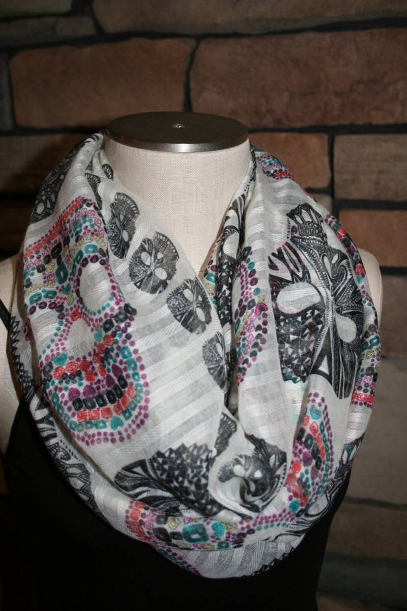 Infinity Schal Bunt Auf Weiß Jeweled Schädel Druck Chunky Schleife Schal-Kreuz Knochen-Jewel Streifen Infinity Schal Bunt Auf Weiß Jeweled Schädel Druck Chunky Schleife Schal-Kreuz Knochen-Jewel Streifen von SewPriorAttireMitten