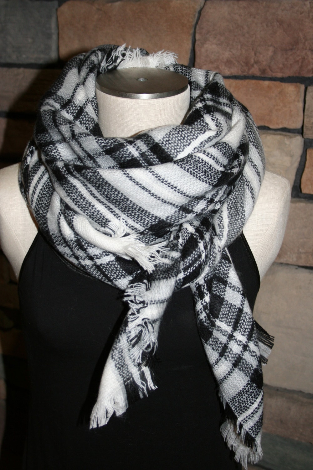 Karierte Tartan Decke Schal Weiß Und Schwarz Karierten Christams Geschenk Schals Zara Stil Plaid 2014 Blogger Favorit-Monogramming Avail Karierte Tartan Decke Schal Weiß Und Schwarz Karierten Christams Geschenk Schals Zara Stil Plaid 2014 Blogger Favorit-Monogramming Avail von SewPriorAttireMitten
