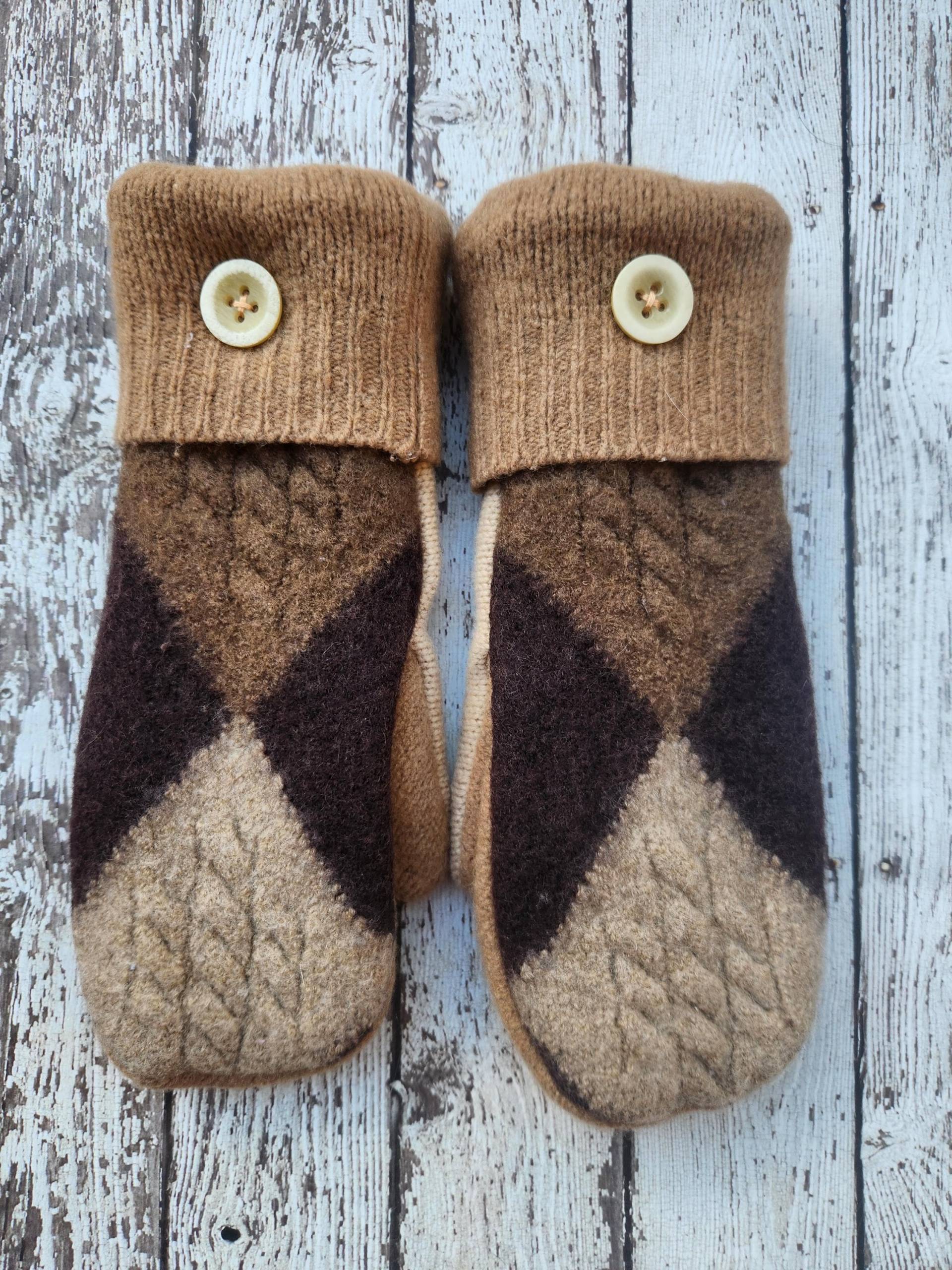 Upcycled Handmade Brown Und Tan Argyle Wolle Handschuhe Fleece Gefüttert Aus Recycelten Pullover Winter Accessoires von SewPriorAttireMitten